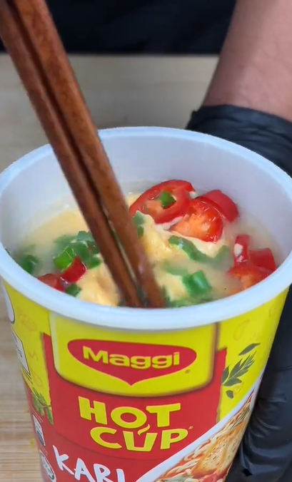 Maggi Kari Hot Cup Cheese Lebih