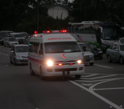 pemandu ambulans singgah beli pisang goreng