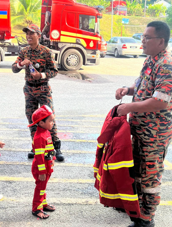 sambut hari jadi kanak-kanak di balai bomba 