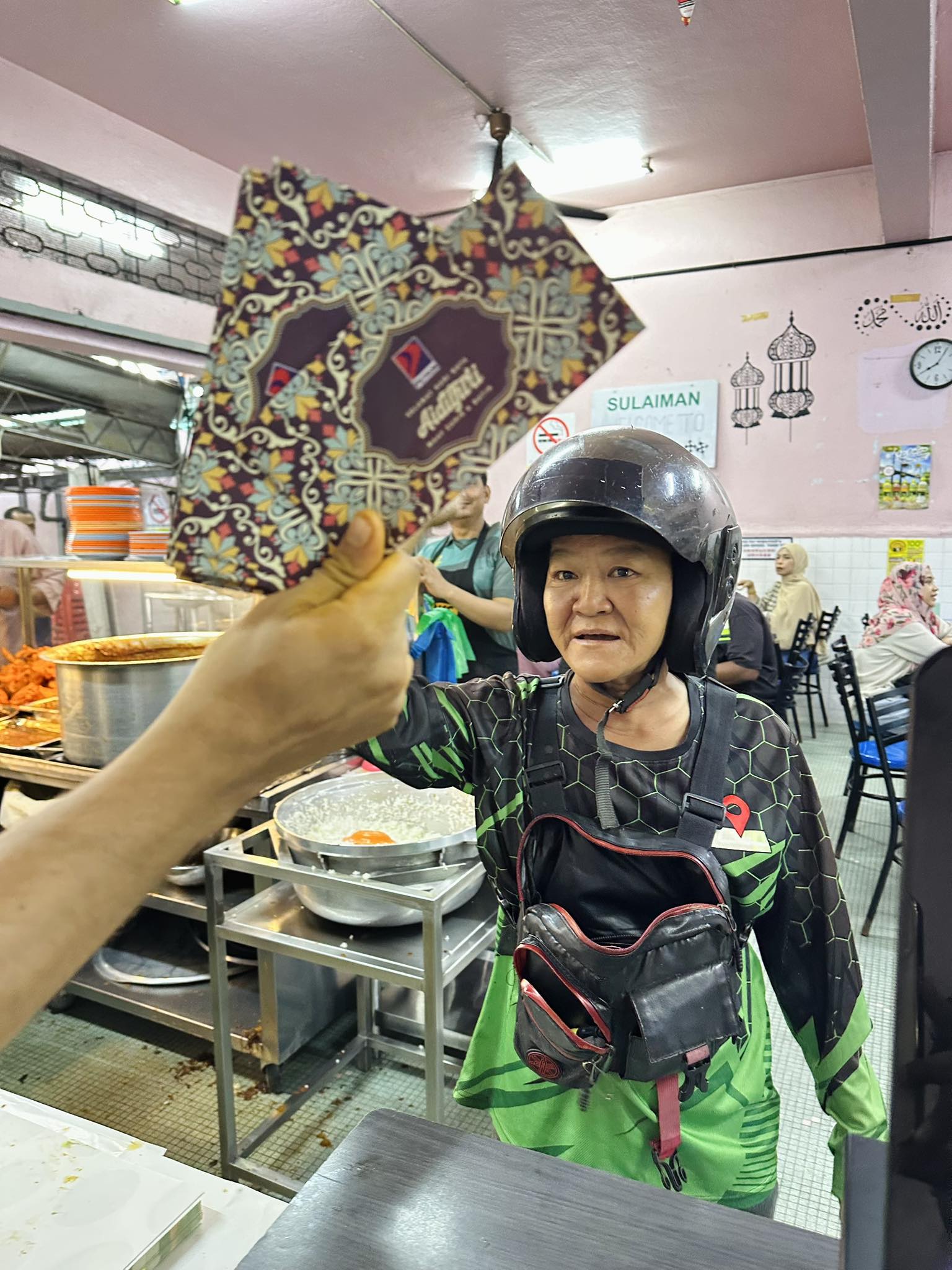 Aunty Cina bagi duit raya